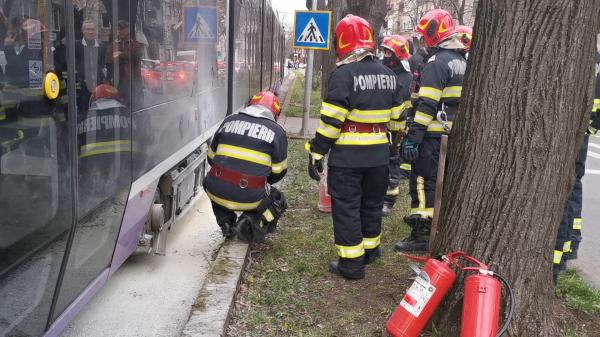 Clipe de groază, în Timișoara: un tramvai plin cu călători a luat foc în mers, din cauza unei defecțiuni. 20 de pasageri s-au evacuat