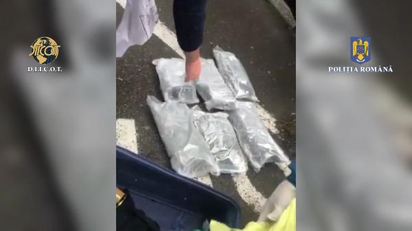 Doi bărbaţi din Bistriţa, prinşi cu 3 kilograme de droguri în geamantan. Ar fi fost expediate din Spania