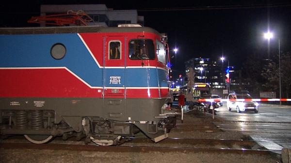 Haos şi nervi, după ce o barieră CFR din zona Pipera s-a stricat. Un bărbat şi-a sunat panicat soţia: "Uite de ce ajung târziu acasă. Poţi să-l chemi pe vecinu"