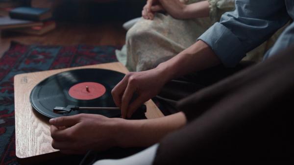 Revenire în forţă pentru discurile de vinil. Se vând mai bine decât CD-urile