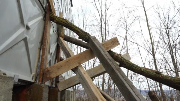 "Reparaţie" românească: rezervorul de apă strategică al oraşului Dolhasca, sprijinit cu doi salcâmi. Autorităţile speră ca "lucrarea" să ţină două luni