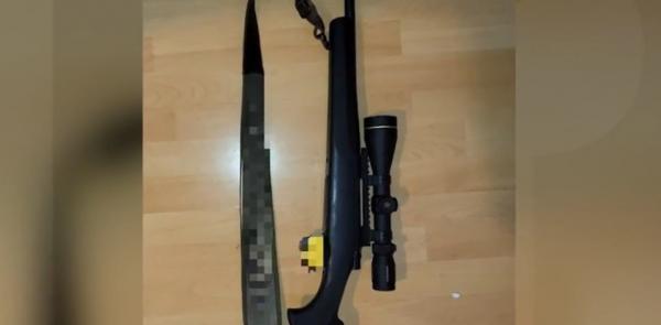 Un bărbat din Botoşani a încercat să cumpere ilegal o armă pentru a-şi omorî fratele. Cumnata lui l-a sprijinit să-şi ducă planul la final