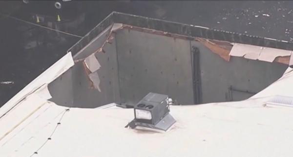 Un bărbat a murit, iar o femeie a ajuns la spital, după ce o parte din acoperişul unui depozit s-a prăbuşit, în SUA
