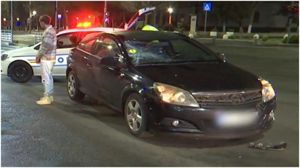 Neatenţia îl putea costa viaţa: Un nepalez a fost lovit grav de o maşină, după ce a traversat fără să se asigure, pe bicicletă, o intersecţie din Capitală