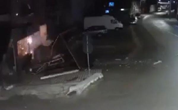 Momentul în care o rulotă de fast-food din Sălaj explodează. Deflagraţia s-ar fi produs de la mai multe substanţe inflamabile