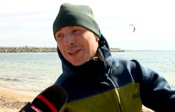 Motivul pentru care un străin a venit pe plajă, în România, în luna martie. "Te simţi incredibil!"