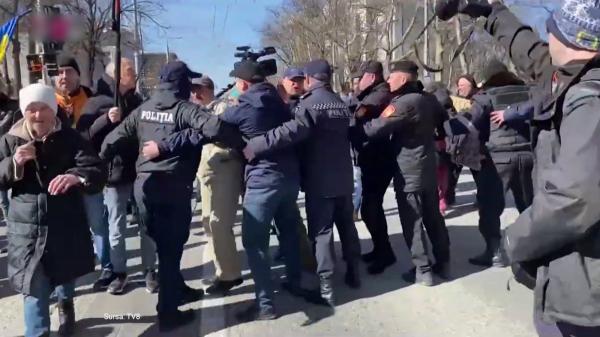 Republica Moldova, zguduită de proteste de amploare. Au fost arestați zeci de tineri care aveau la ei obiecte interzise