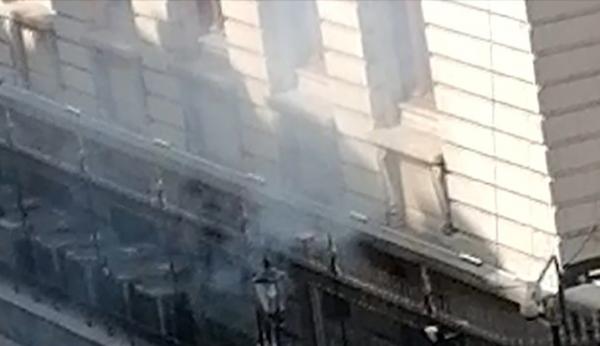 Sute de angajaţi ai BNR, evacuaţi după ce un fum gros a cuprins instituţia. Un generator vechi a provocat panica