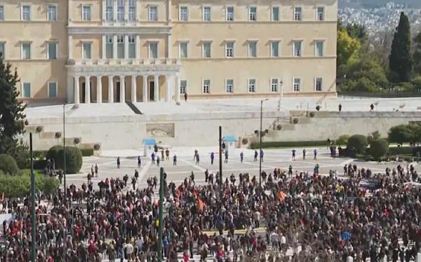 Avertisment pentru românii care călătoresc în Grecia. Zborurile vor fi paralizate joi de o grevă naţională, generată de tragedia feroviară