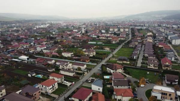 Continuă coşmarul românilor care şi-au luat case în cea mai mare comună din țară. 39% au studii superioare. Ce s-a schimbat de la ultima vizită a echipei Observator