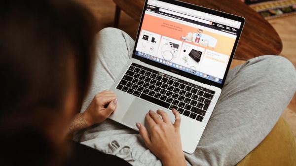 Legătura dintre vreme şi shopping online. Ce cumperi atunci când plouă sau când e soare