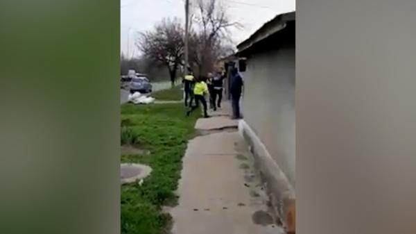 Imagini ireale în Brăila. Trei poliţişti, printre care şi o femeie, bătuţi cu propriul baston de un bărbat de 59 de ani