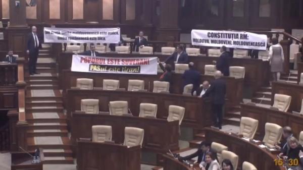 Limba română va înlocui "limba moldovenească". Vot final în parlamentul de la Chişinău