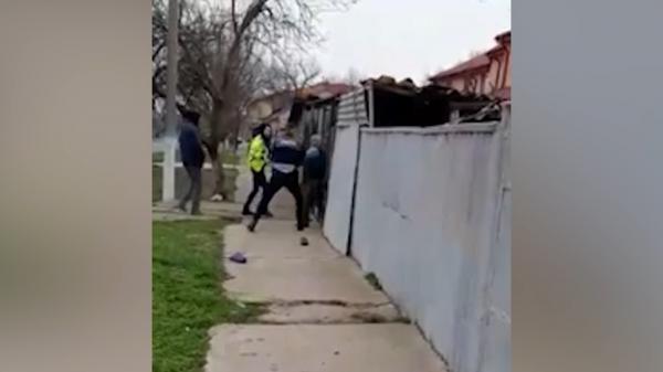 Brăileanul care a bătut trei agenţi chiar cu bastonul lor a făcut încă o dată de râs Poliţia. Cum a scăpat de sub nasul lor