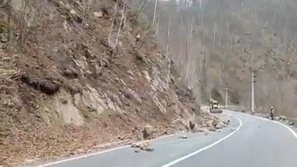 Restricţii de circulaţie în Defileul Jiului, din cauza lucrărilor la versanţi. Ce trebuie să ştie şoferii
