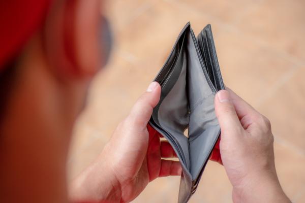 "Supravieţuiesc cu doar 50 de lei pe săptămână." Explozia preţurilor la raft, transformată în experiment pe TikTok