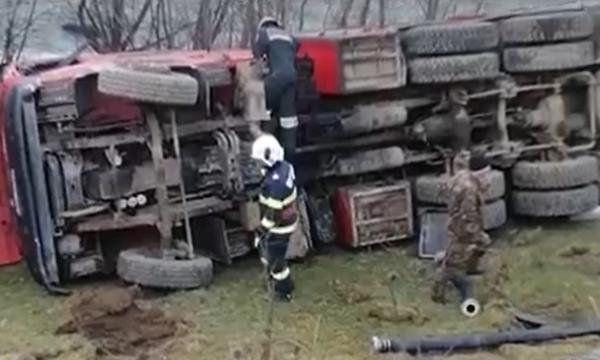 Au plecat să salveze, dar au ajuns să fie ei cei salvaţi. Trei pompieri din Bistriţa, la spital după ce s-au răsturnat cu autospeciala