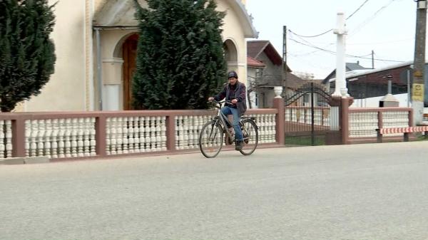 Ce "pedeapsă" primesc cei care aruncă gunoi la întâmplare într-o comună din Maramureș. "E foarte bine că aşa localitatea rămâne curată"