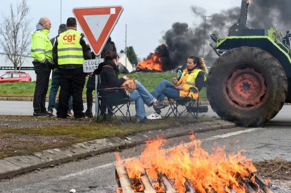 Proteste în Franţa. O deputată din opoziţie ar fi fost ameninţată că va fi ucisă dacă votează pentru căderea guvernului