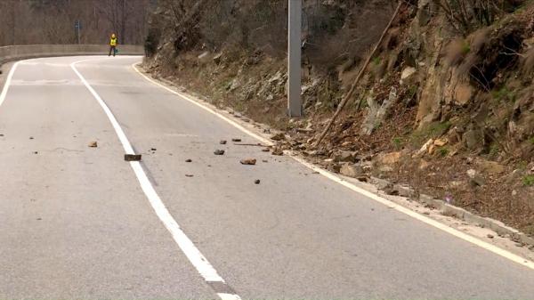 Alpiniștii îndepărtează cu ranga bolovanii periculoși de pe versanți, în Defileul Jiului. Traficul este închis în reprize de câte 10 minute