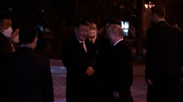 Putin a discutat ieri aproape 5 ore cu Xi Jinping apoi l-a condus la maşină, într-un gest fără precedent. Ce vor discuta cei doi azi