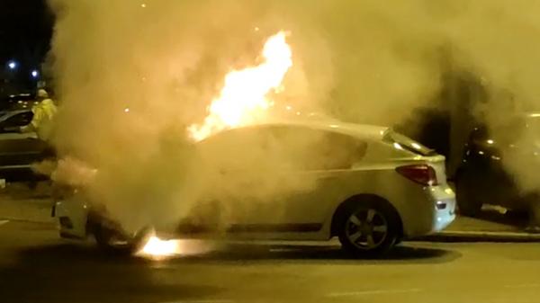 O mașină s-a făcut scrum pe şoseaua Colentina. Polițiștii au încercat să stingă flăcările, dar fără succes