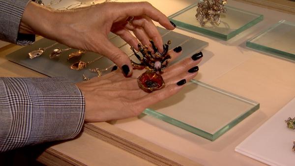 Bijuteriile făcute din hârtie sau coajă de cartof care pot ajunge să coste mii de euro: "Costă cât un tablou"