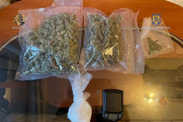Operațiunea Meduza: Sunt căutați elevii care vând droguri în școli. Stupefiante găsite în borcane și congelatoare, la descinderi