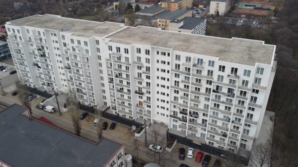 Au plătit 1.000 de euro pe metru pătrat, iar acum riscă să rămână pe drumuri. Drama unor ploieşteni care au cumpărat apartamente într-un bloc construit ilegal