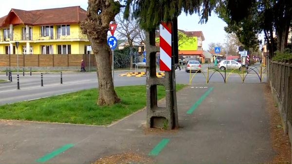 Satu Mare a făcut o pistă de biciclete de 200 de metri, cu 1.000 de euro. E plină de stâlpi şi se termină într-un gard