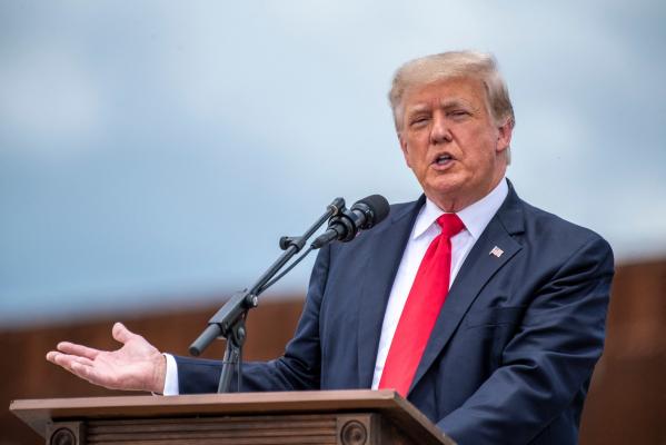 Donald Trump are noi probleme: nu a declarat cel puțin 100 de cadouri primite în timpul mandatului de președinte