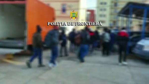 52 de migranţi, opriţi în Vama Petea. Cele trei călăuze au spus vameşilor că pleacă la muncă în Polonia, iar în TIR-uri au bunuri personale