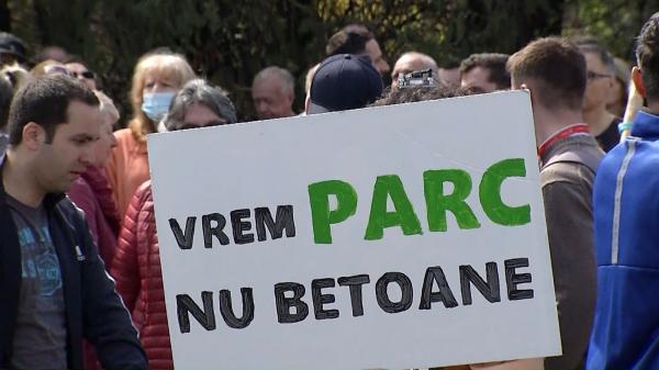 Bucureşteni îngroziţi că o oază verde din oraş e "compromisă" pentru a construi blocuri. Singura "armă" a Poliţiei: amenzi de 100 de lei