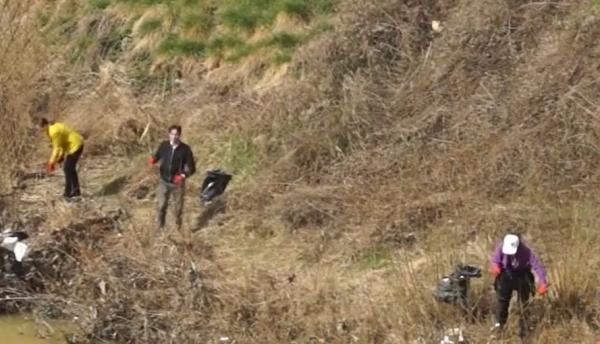 Acţiune de ecologizare pe malul Bistriţei: angajaţii primăriei au lăsat dosarele şi au pus mâna pe sacii de gunoi