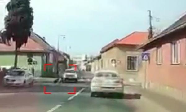 Momentul în care o femeie este spulberată pe trecerea de pietoni de un poliţist grăbit, în Baia Mare