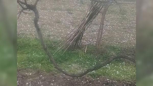 Se strică vremea în jumătate de țară: Grindina a lovit deja mai multe localități din Brăila şi Bacău