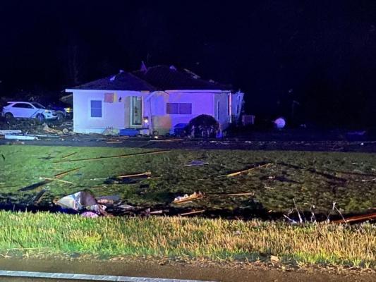 Dezastrul lăsat în urmă de tornada care a măturat statul Mississippi. Cel puţin 23 de morţi şi zeci de răniţi