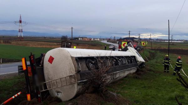 O cisternă cu motorină şi o autospecială de pompieri s-au răsturnat într-o curbă periculoasă, în Suceava. Şoferul ucrainean ar fi pierdut controlul din cauza vitezei