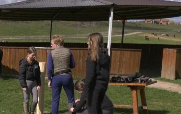 Sportul nobil care devine tot mai popular în România. Cât costă lecţia de iniţiere