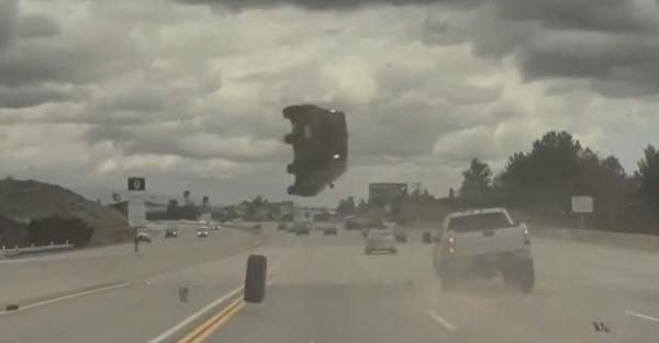 Accident teribil pe o autostradă din SUA: o maşină de 1,3 tone, aruncată în aer de o roată desprinsă