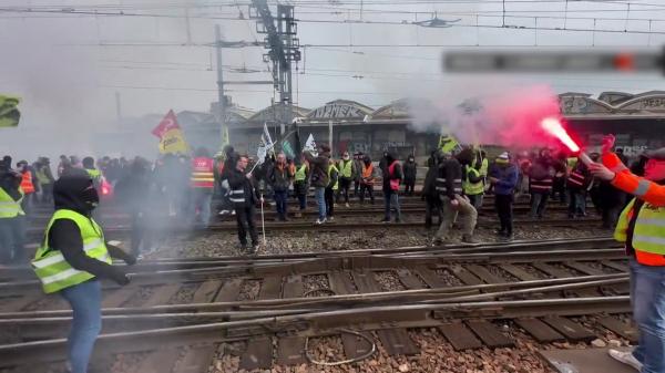 Protestele continuă în Franța. Sindicaliștii încearcă să negocieze pentru a rezolva criza, guvernanții nu vor să renunțe la creșterea vârstei de pensionare