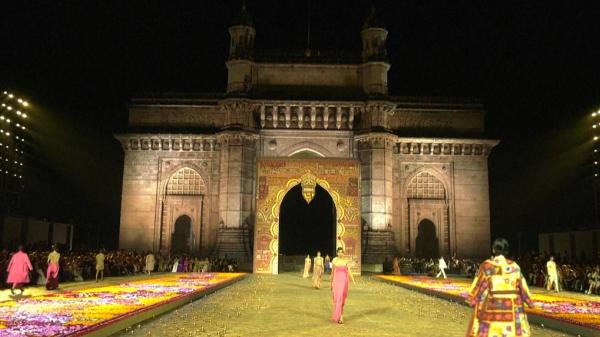 Dior, prezentare spectaculoasă a colecţiei de toamnă 2023. Un mare monument istoric din India, podium pentru lux şi senzaţional