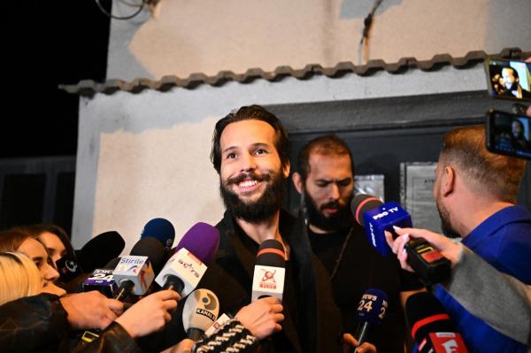 Eliberarea fraţilor Tate, pe prima pagină a publicațiilor din lumea întreagă. Andrew și Tristan, așteptați de fani la ieșirea din arest