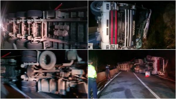 Un camion plin cu lemne s-a răsturnat pe DN 66. Traficul, oprit pe ambele sensuri în Defileul Jiului
