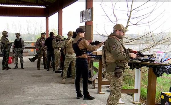 "Mă atrage cum poţi să joci jocurile video în viaţa reală". Un nou sport câştigă tot mai mult teren în România