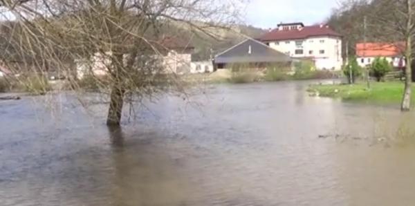 "Ia uite, aici! Toată apa asta intră în casă!" Zeci de gospodării distruse de inundațiile care au măturat localitățile din vestul țării