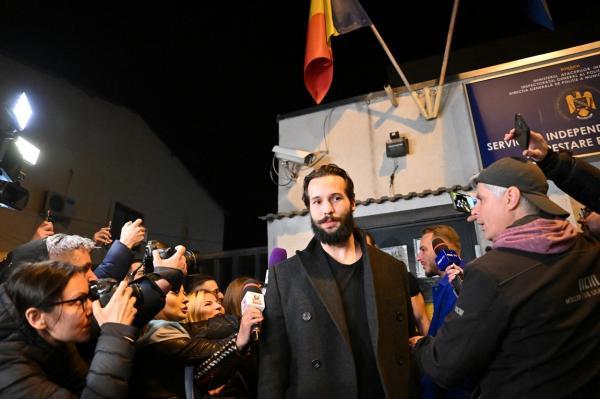 Casa fraților Tate, loc de "pelerinaj" pentru fanii lor după eliberare.  "Vreau să vorbesc cu el, i-am lăsat numărul meu de telefon şi sper să mă sune" 