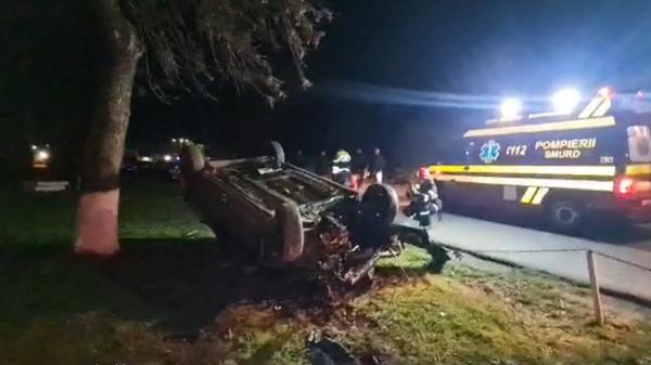 La un pas de tragedie: Fără carnet, un bărbat din Constanţa s-a urcat la volan şi s-a răsturnat cu maşina, după ce a intrat într-un sens giratoriu