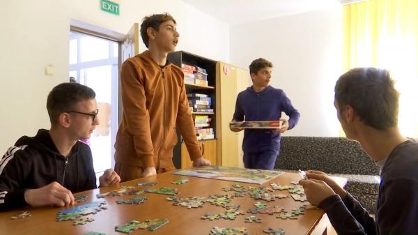 De la orfelinat într-un cămin de tip familial. Schimbarea care aduce speranţa unui viitor copiiilor aflaţi în grija statului