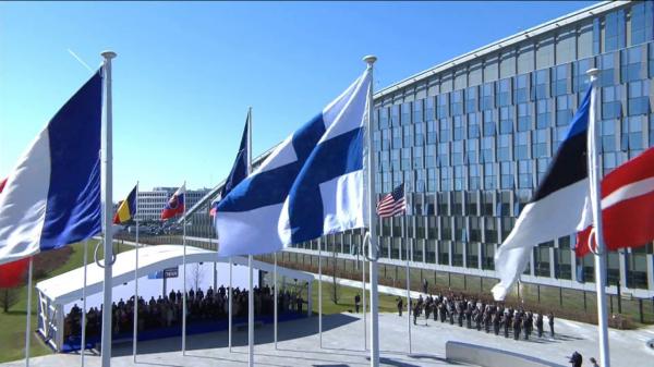 Momentul istoric în care steagul Finlandei a fost ridicat la sediul NATO de la Bruxelles pentru prima dată. VIDEO